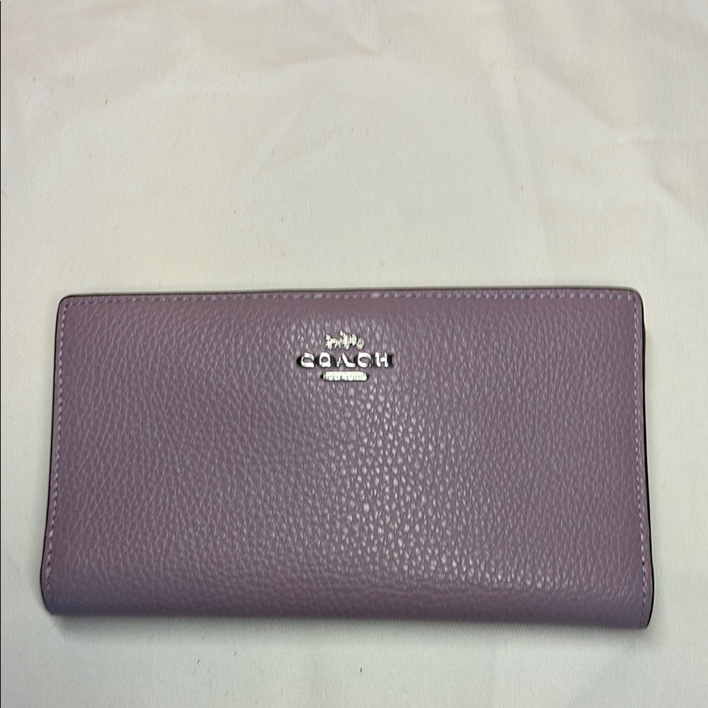 EUC. Coach Slim Zip Wallet. C8329
Lightweight. Compact, but holds a lot.